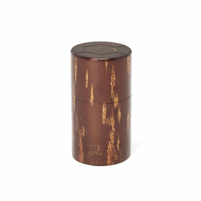 Fujiki Denshiro: Sakura Bark Tea Canister Turtle Shell Engraving by Arakawa Keitaro 総皮茶筒 天亀甲（荒川慶太郎　作） - Image 4