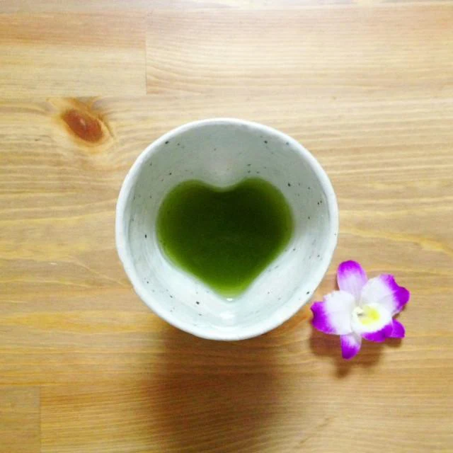 Hiroshi Hirai: Heart Shaped Mug Cup, Green Accents - Image 9