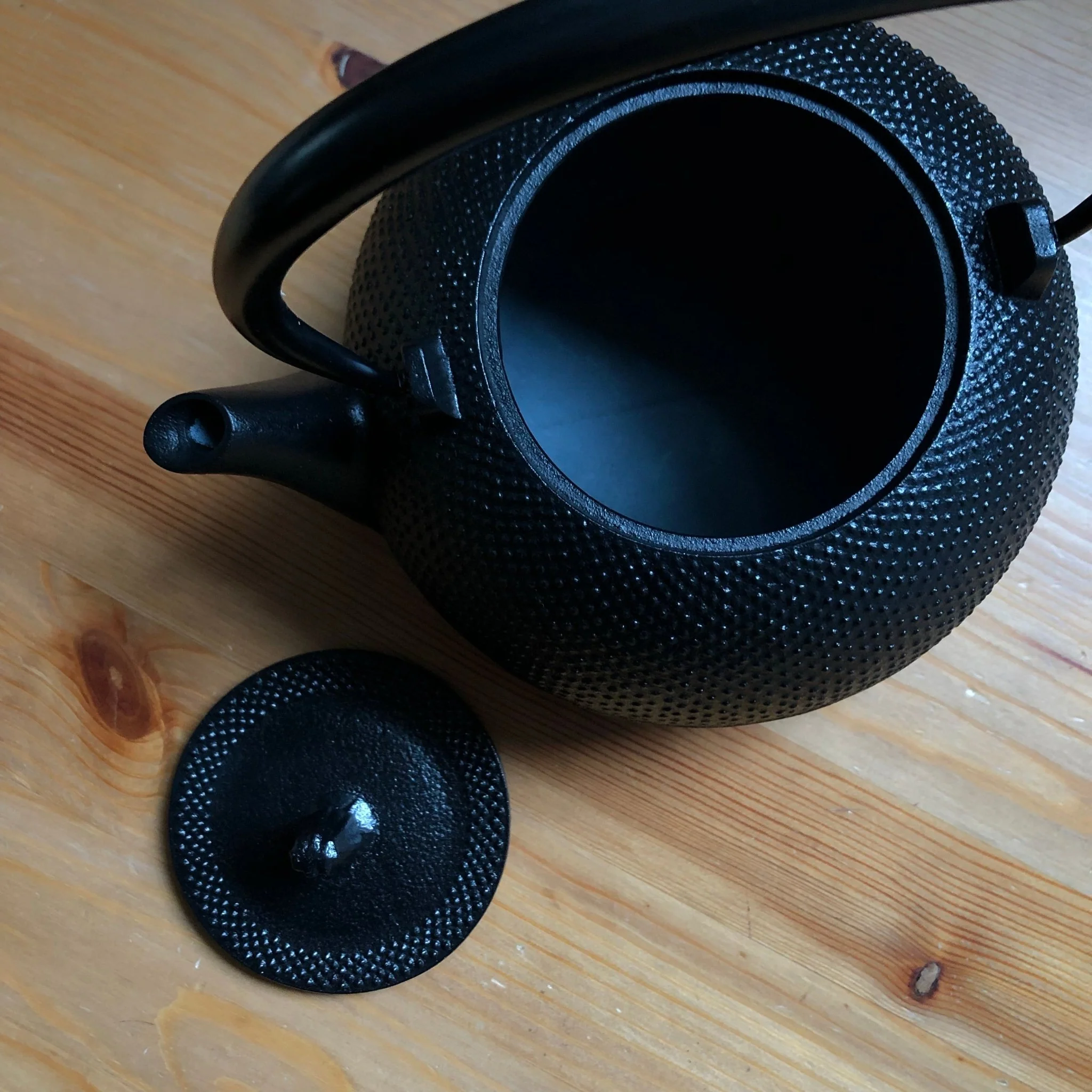 Ikenaga Ironworks: Nambu Cast Iron Tea Kettle Nozomi - Induction Heating (IH) Compatible - Image 2