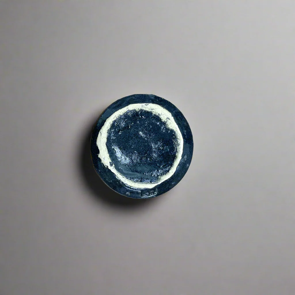 Keizan Kiln: Handcrafted Shino Aikake Guinomi Cup with Wooden Box 桂山作:手造り志野藍掛けぐい呑 - Image 4