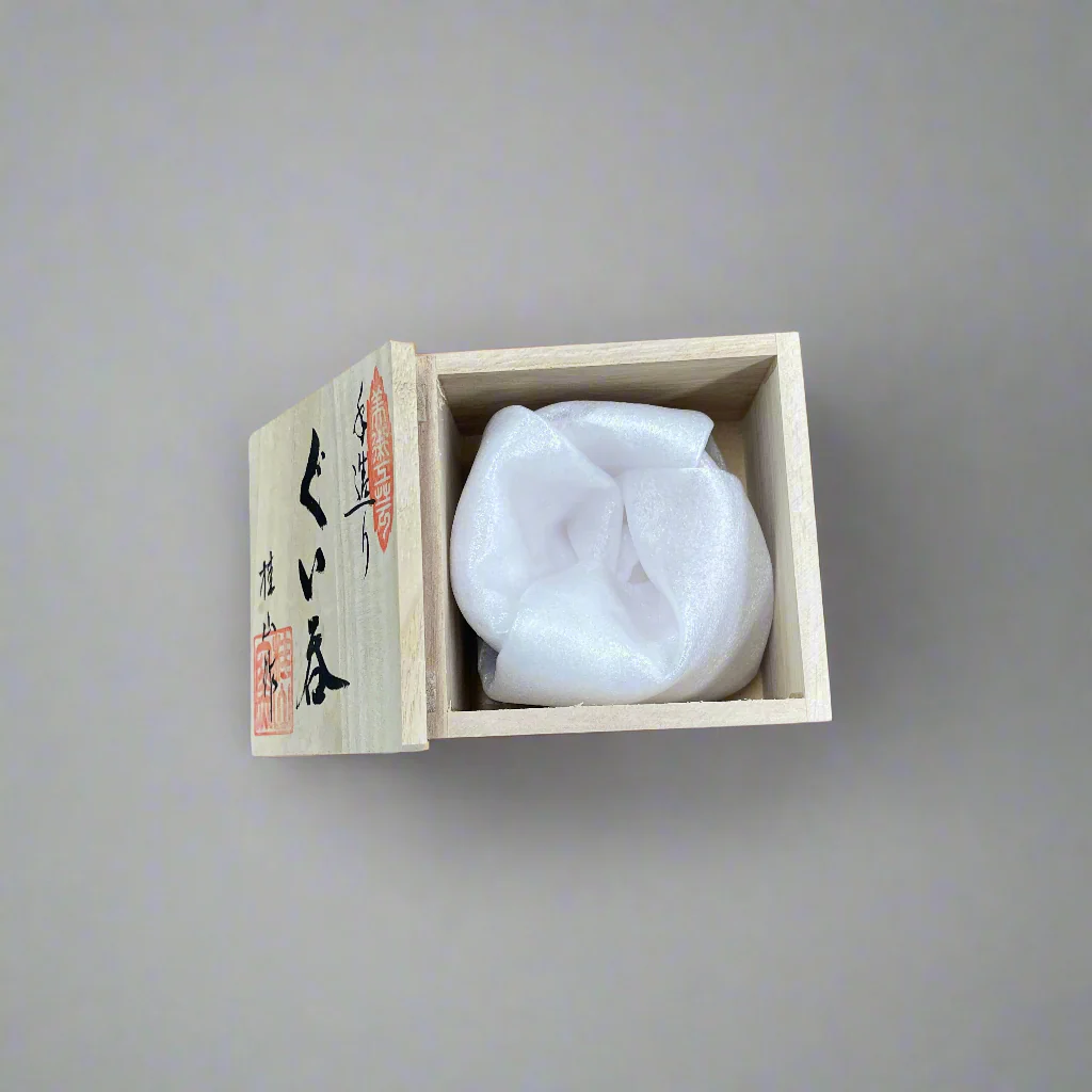 Keizan Kiln: Handcrafted Shino Aikake Guinomi Cup with Wooden Box 桂山作:手造り志野藍掛けぐい呑 - Image 5