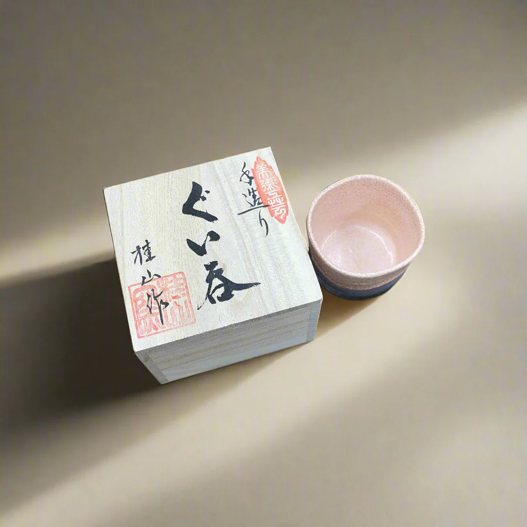 Keizan Kiln: Handcrafted Shino Aikake Guinomi Cup with Wooden Box 桂山作:手造り志野藍掛けぐい呑 - Image 6