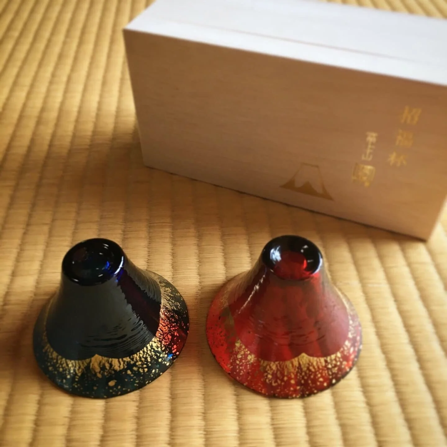 Kimoto Glass: a pair of Shofukuhai Mt.Fuji Deep Blue and Gold Red (65ml)