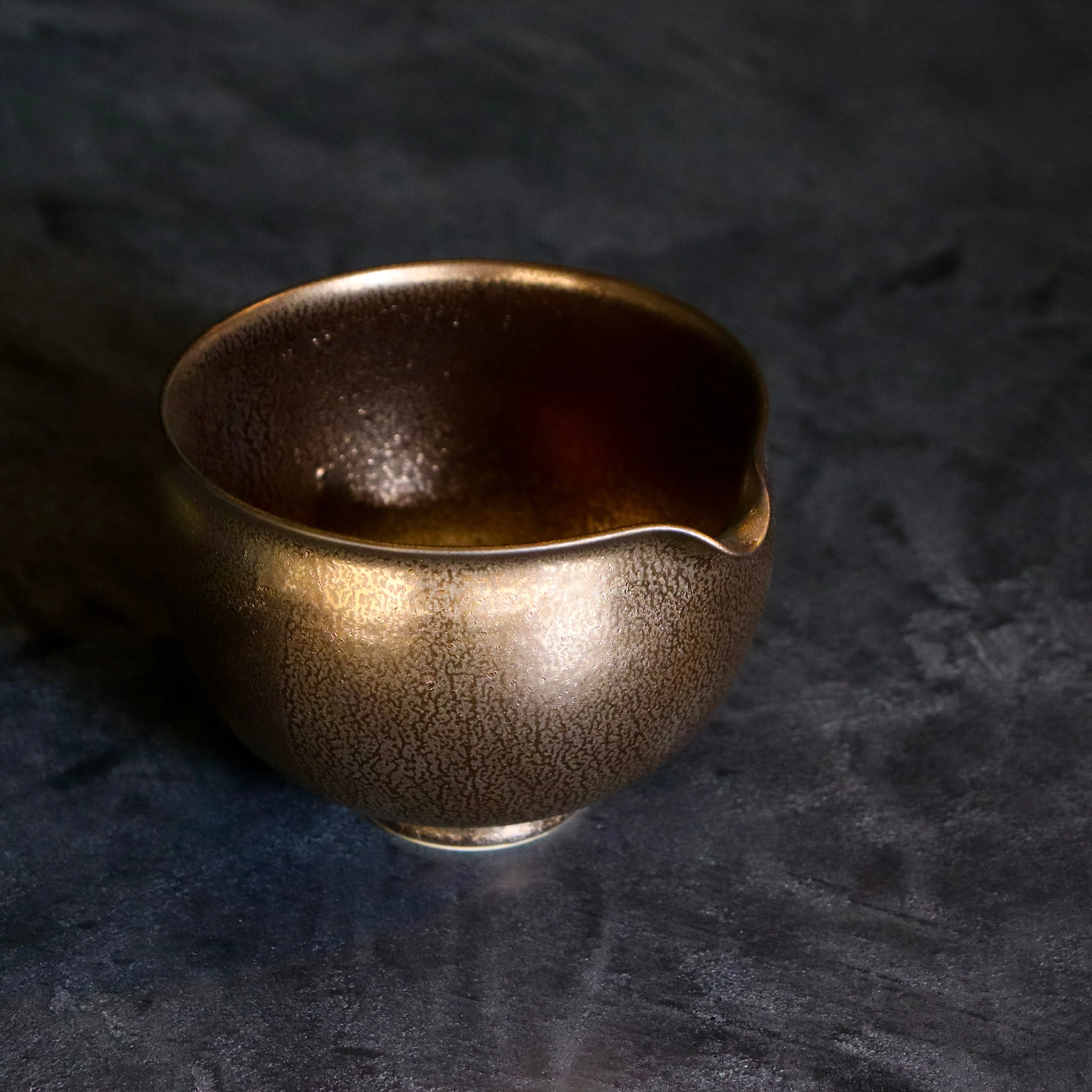 Kiwakoto Suikaen Gold Matcha Pouring Bowl & Whisk Stand Set 片口抹茶碗と茶筅直しセット ゴールド - Image 2