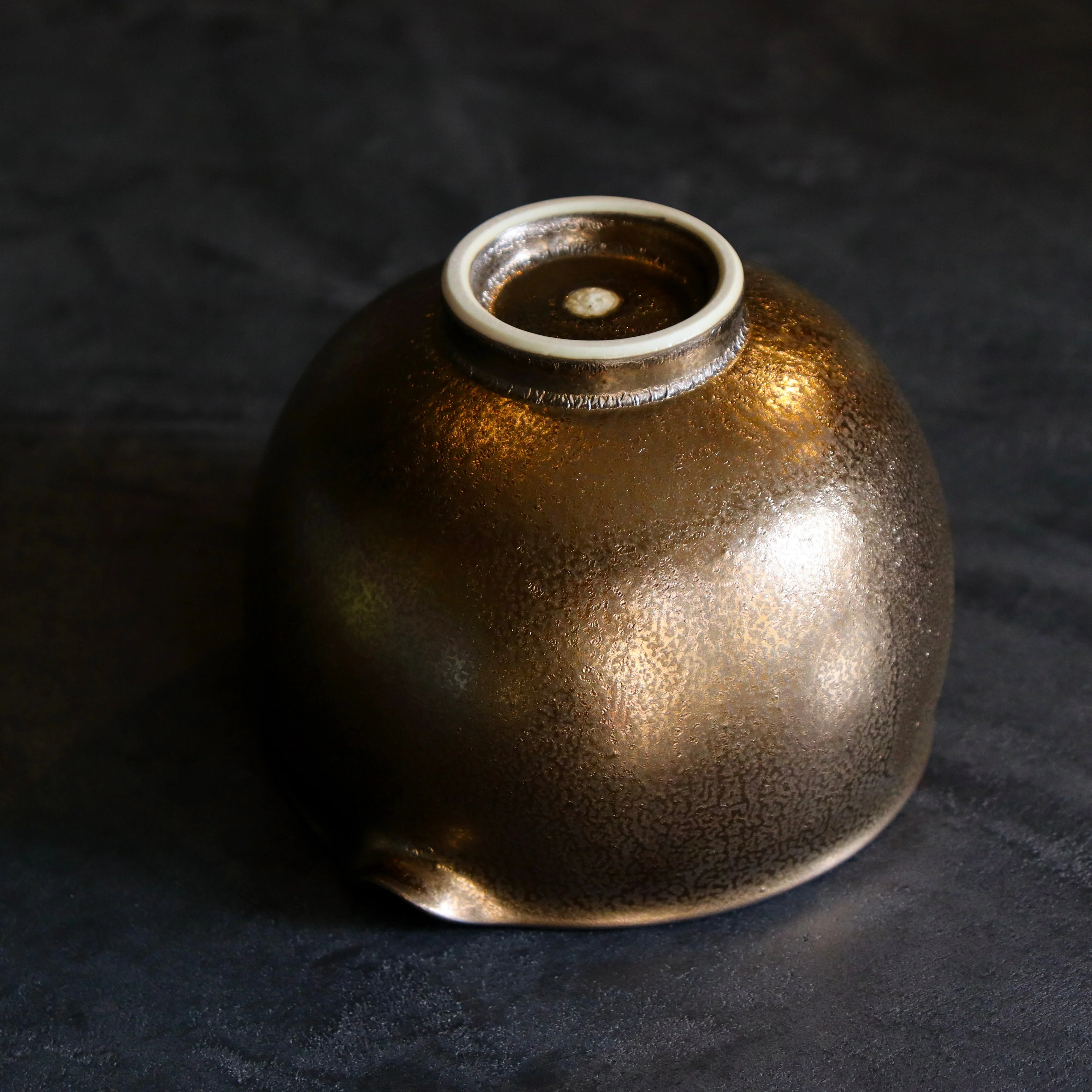 Kiwakoto Suikaen Gold Matcha Pouring Bowl & Whisk Stand Set 片口抹茶碗と茶筅直しセット ゴールド - Image 3