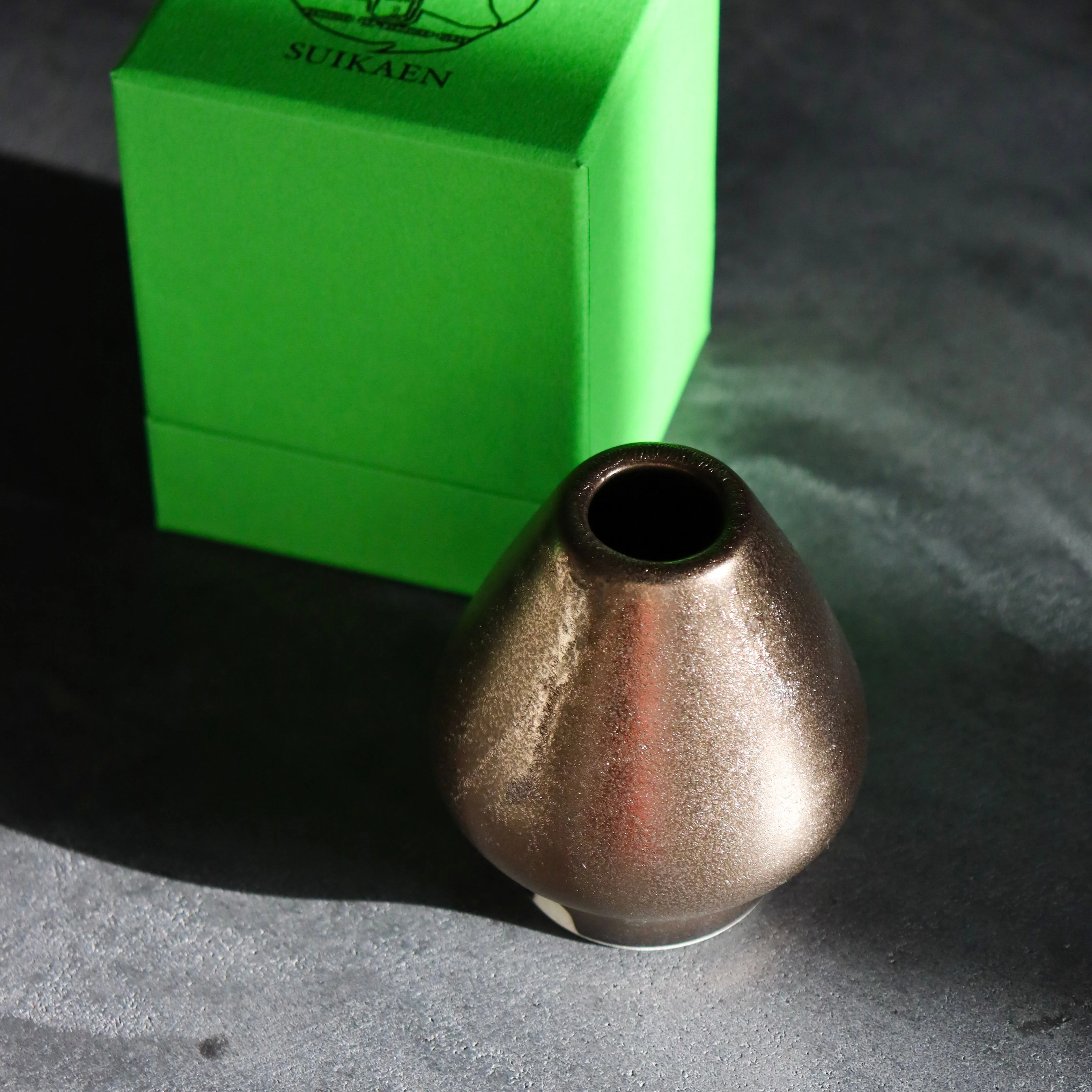 Kiwakoto Suikaen Gold Matcha Pouring Bowl & Whisk Stand Set 片口抹茶碗と茶筅直しセット ゴールド - Image 4