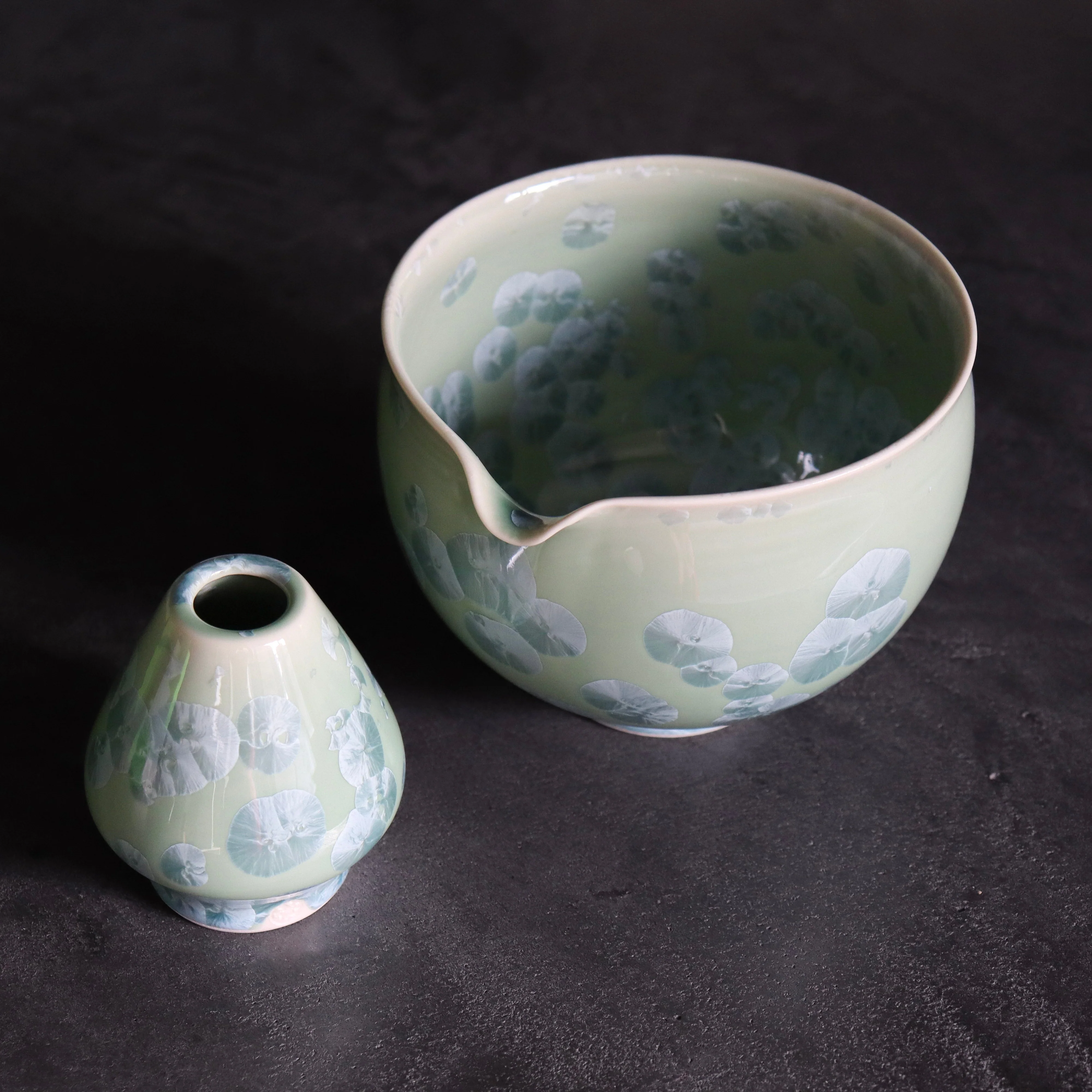 Kiwakoto Suikaen Green Matcha Pouring Bowl & Whisk Stand Set 片口抹茶碗と茶筅直しセット みどり - Image 2