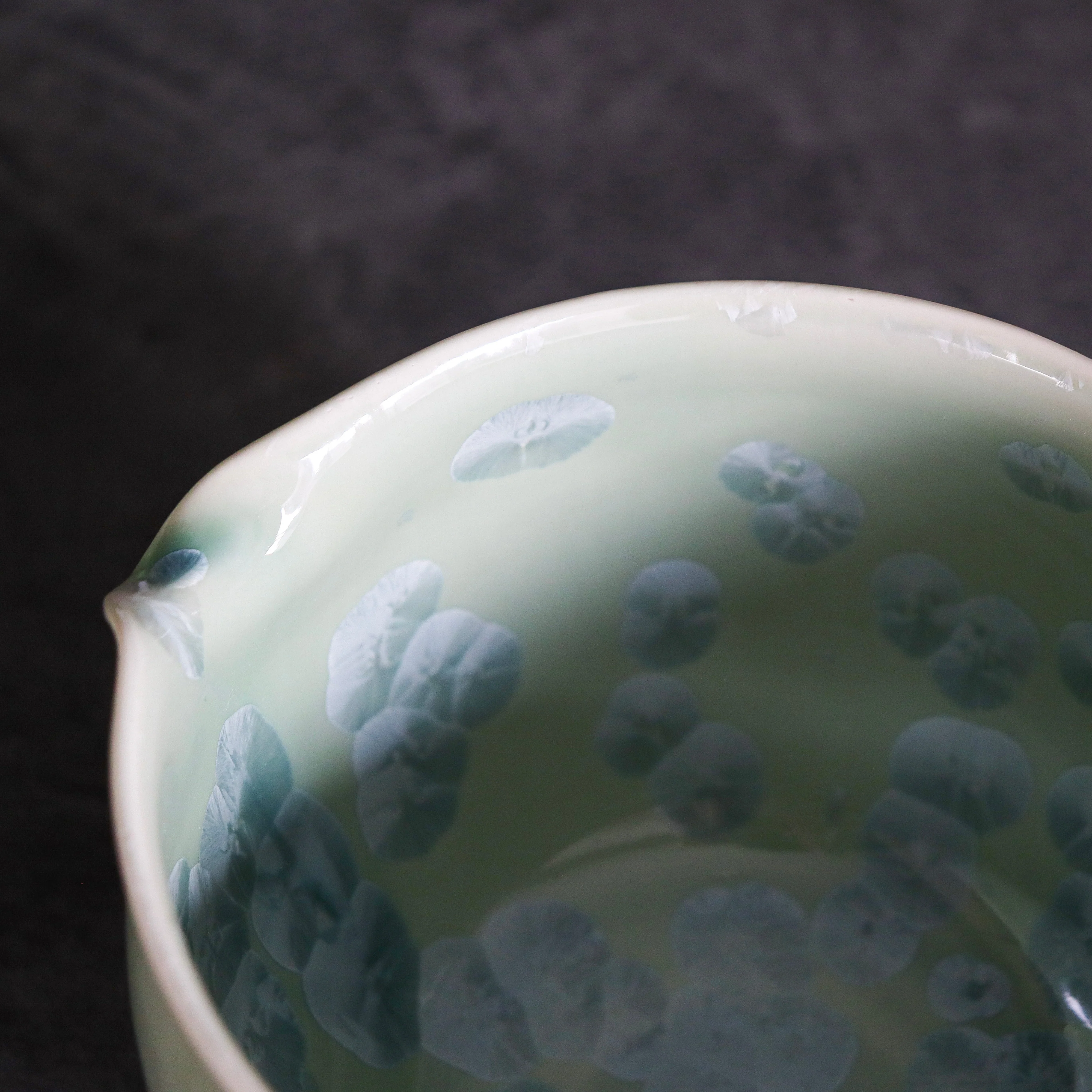 Kiwakoto Suikaen Green Matcha Pouring Bowl & Whisk Stand Set 片口抹茶碗と茶筅直しセット みどり - Image 3