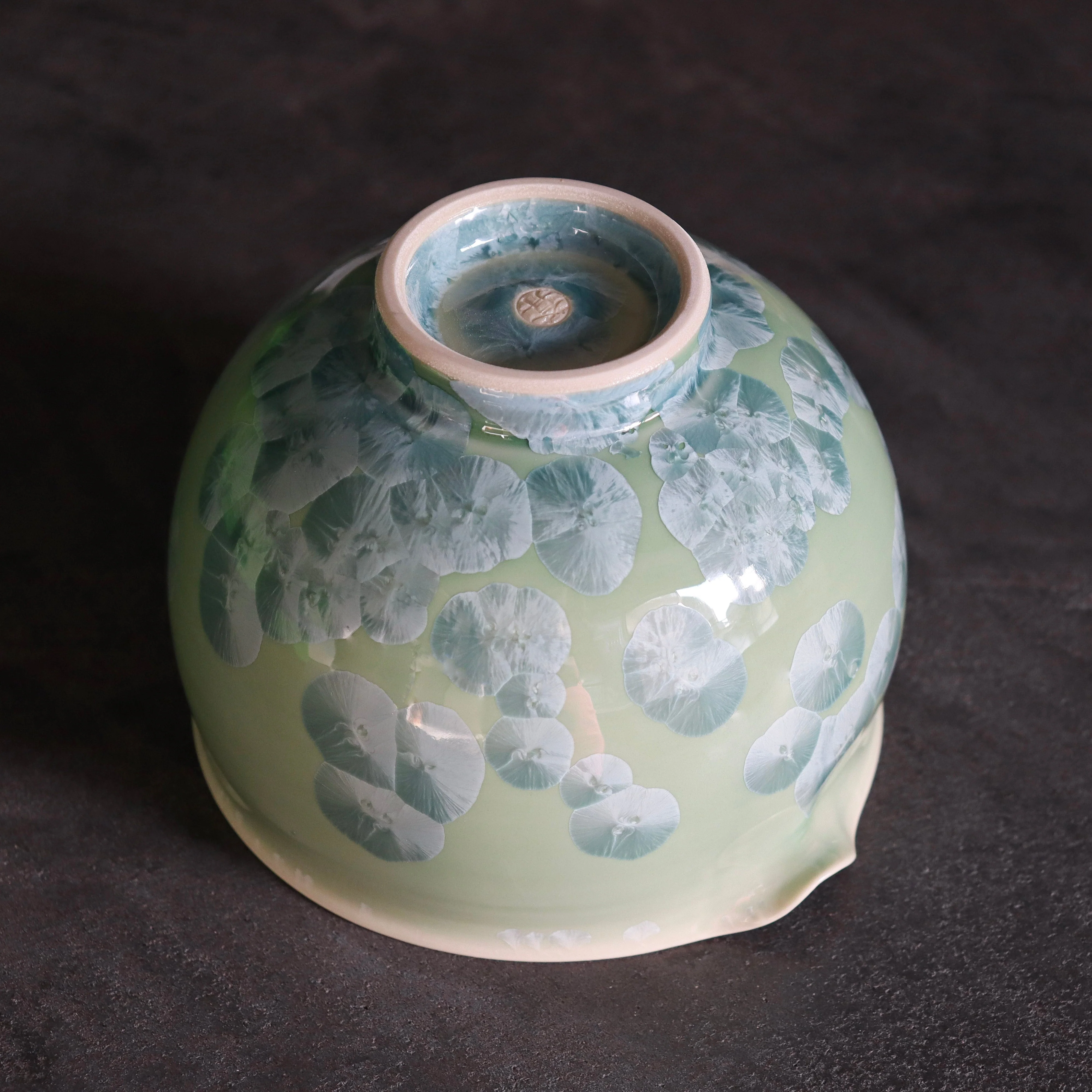 Kiwakoto Suikaen Green Matcha Pouring Bowl & Whisk Stand Set 片口抹茶碗と茶筅直しセット みどり - Image 4