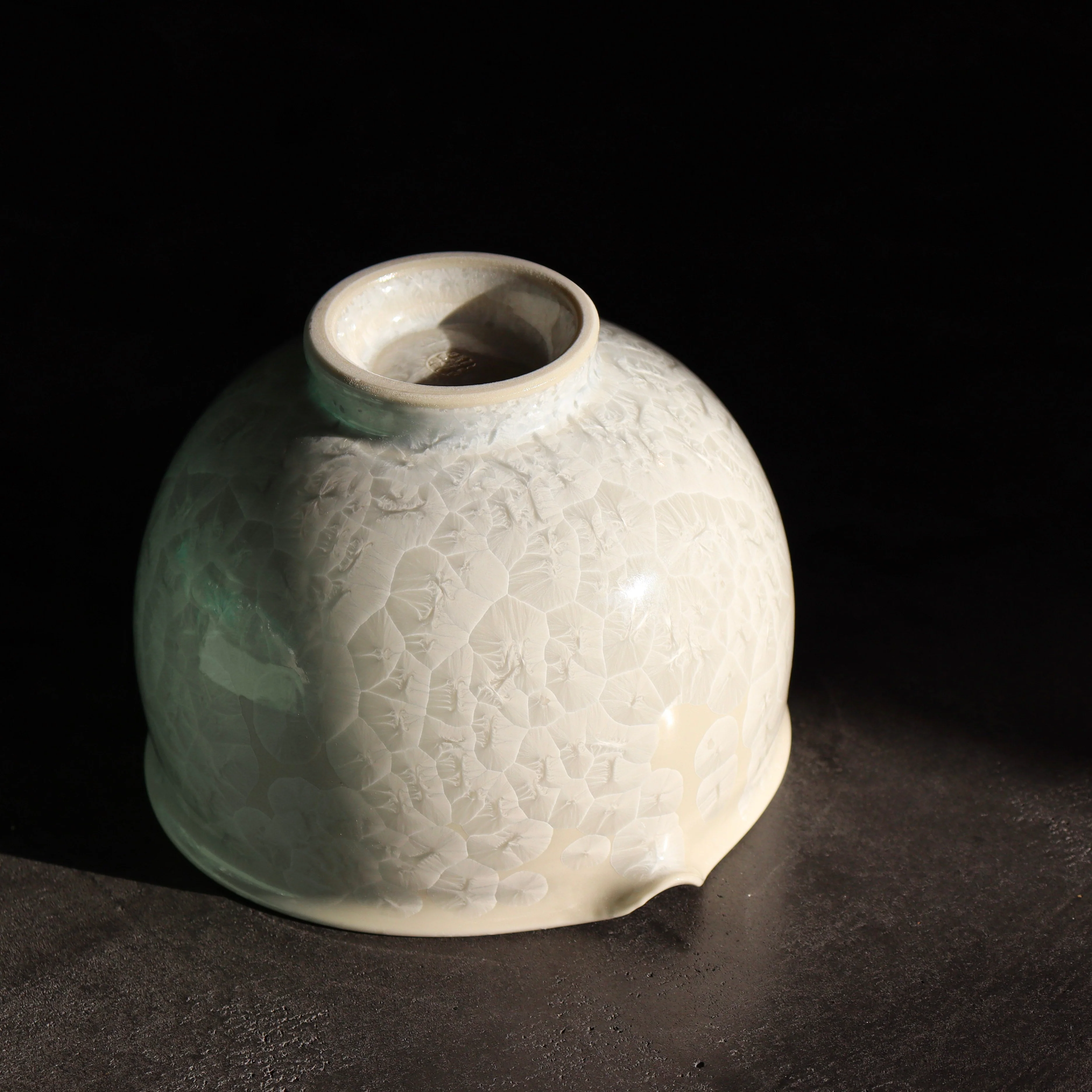 Kiwakoto Suikaen White Matcha Pouring Bowl & Whisk Stand Set 片口抹茶碗と茶筅直しセット 白 - Image 2