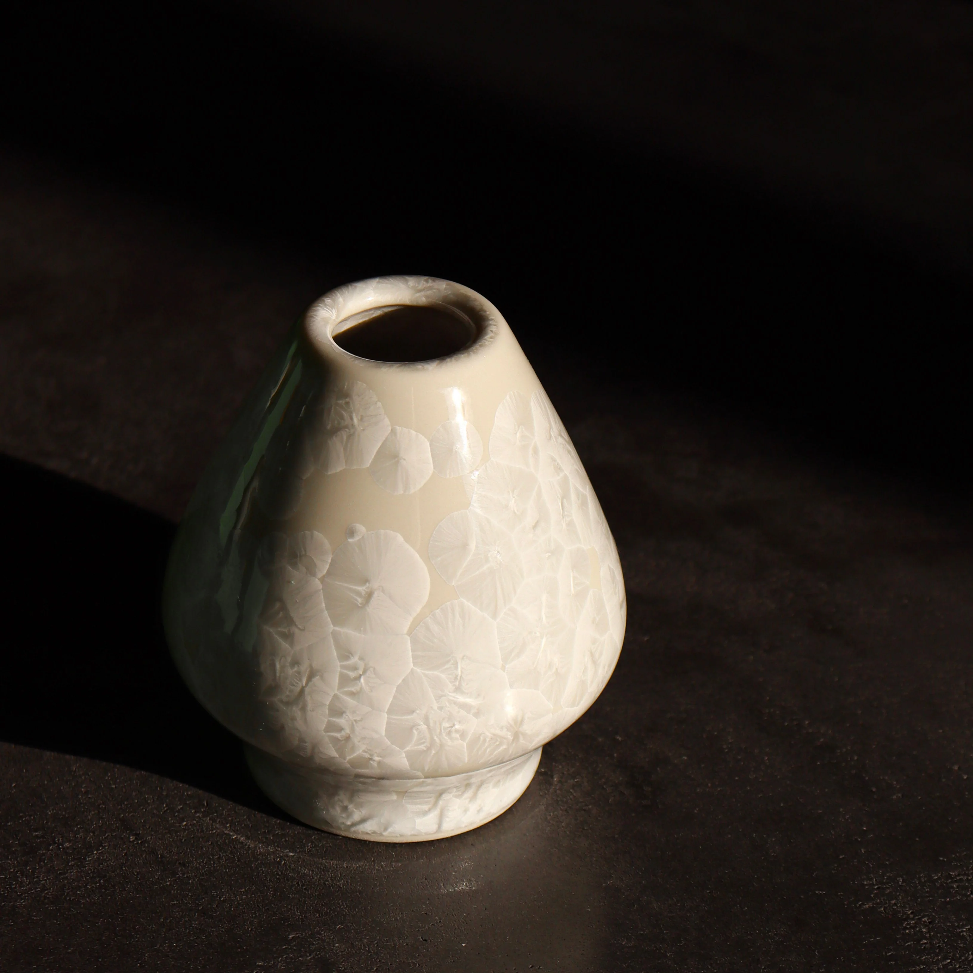 Kiwakoto Suikaen White Matcha Pouring Bowl & Whisk Stand Set 片口抹茶碗と茶筅直しセット 白 - Image 3