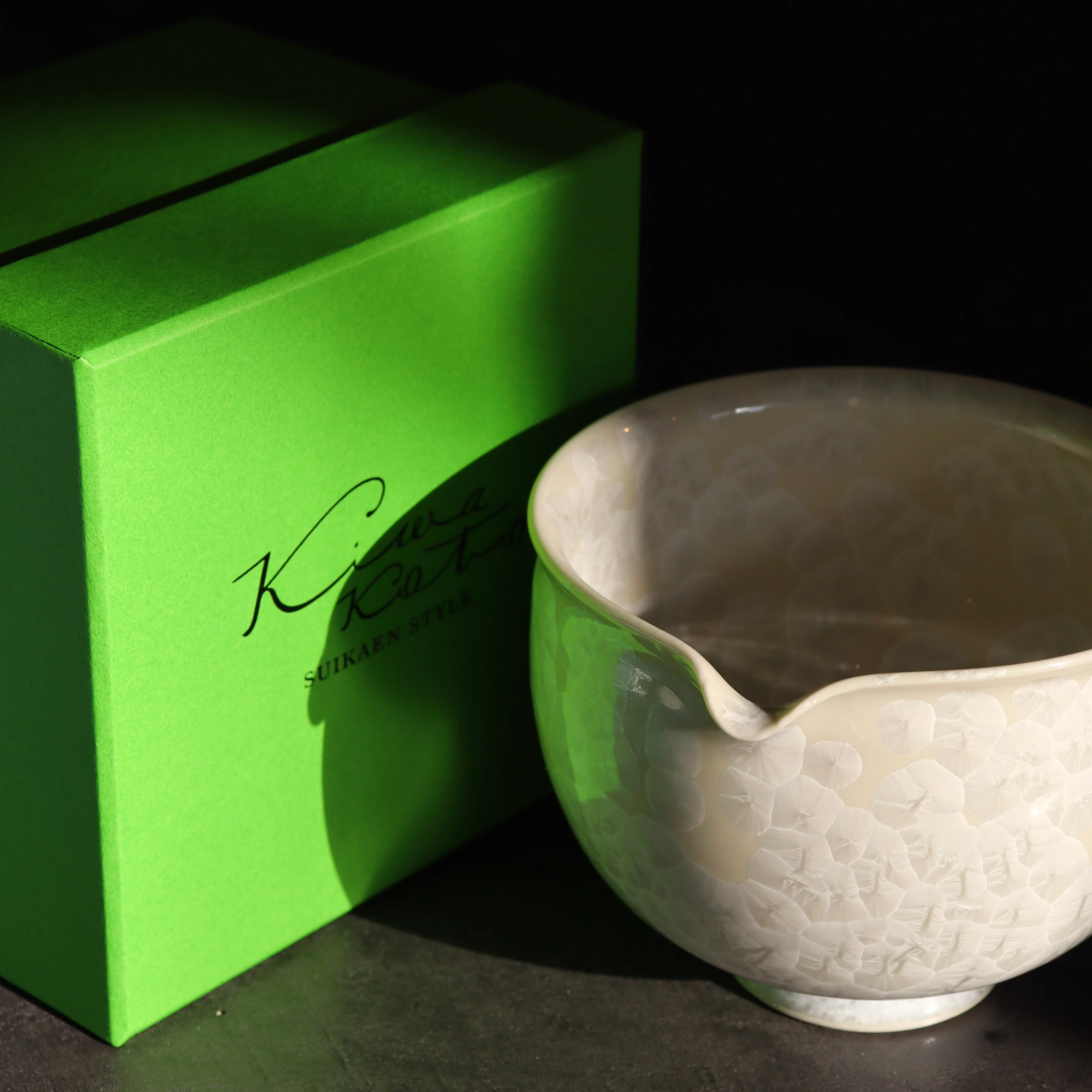 Kiwakoto Suikaen White Matcha Pouring Bowl & Whisk Stand Set 片口抹茶碗と茶筅直しセット 白 - Image 4