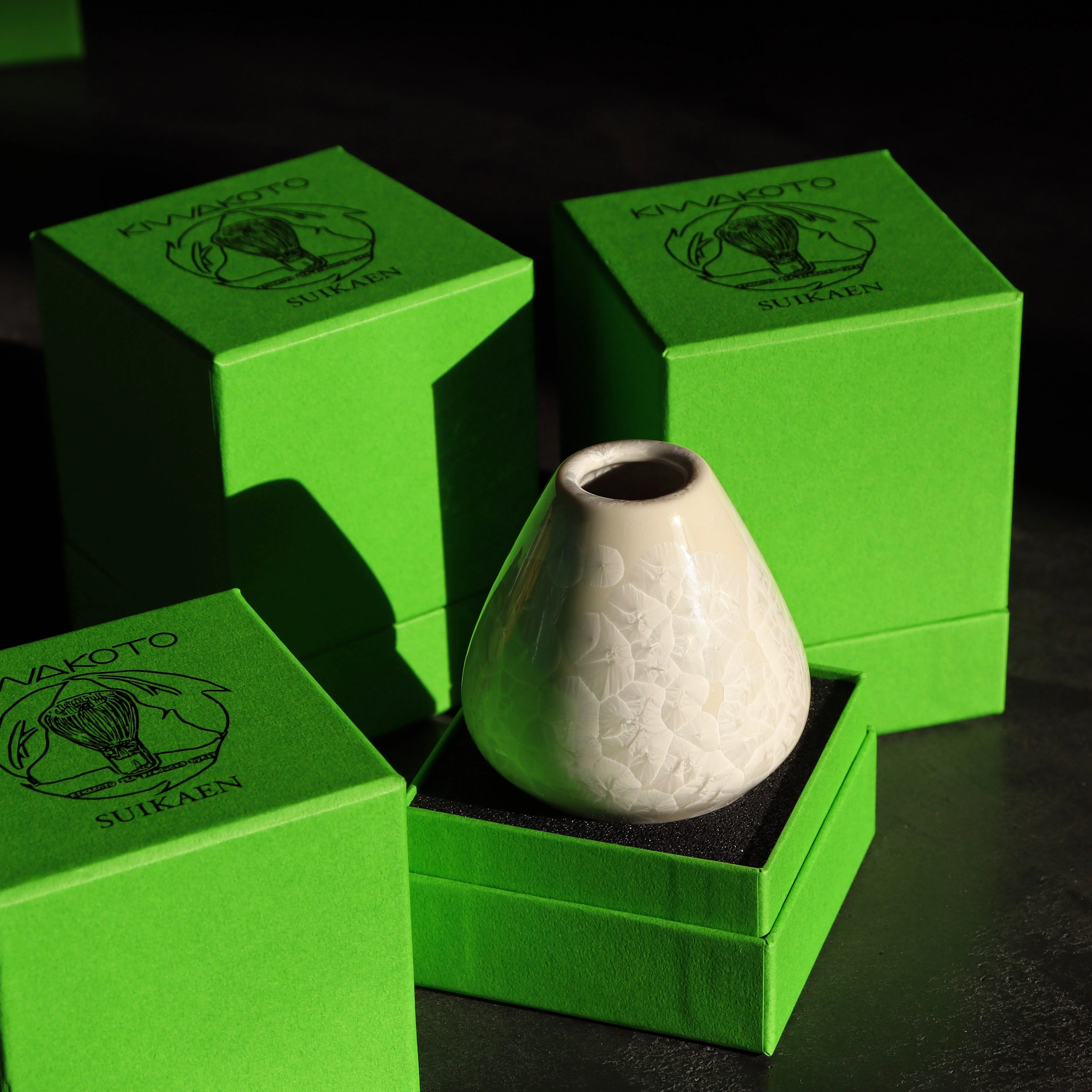 Kiwakoto Suikaen White Matcha Pouring Bowl & Whisk Stand Set 片口抹茶碗と茶筅直しセット 白 - Image 5