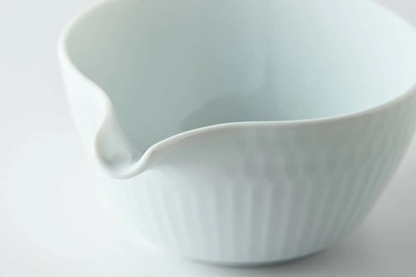 Oda Pottery: Sazanami Design Porcelain Bowl with Pouring Lip (Pale Blue) 小田陶器さざなみ片口小鉢(青白) - Image 3