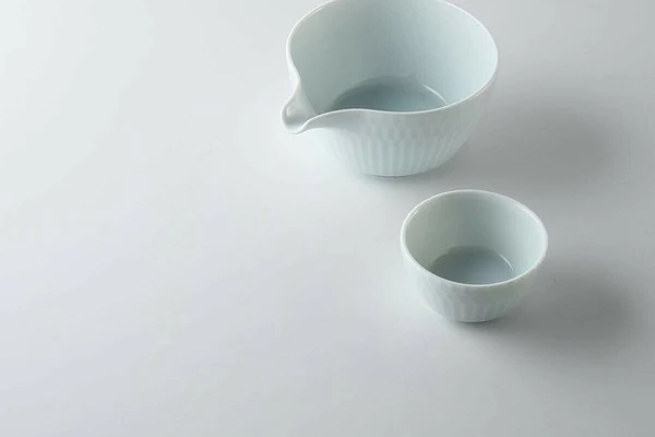 Oda Pottery: Sazanami Design Porcelain Bowl with Pouring Lip (Pale Blue) 小田陶器さざなみ片口小鉢(青白) - Image 6