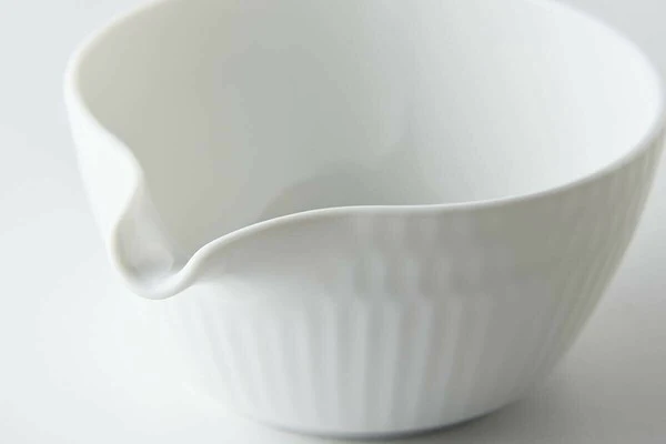 Oda Pottery: Sazanami Design Porcelain Bowl with Pouring Lip (White) 小田陶器さざなみ片口小鉢（白） - Image 3