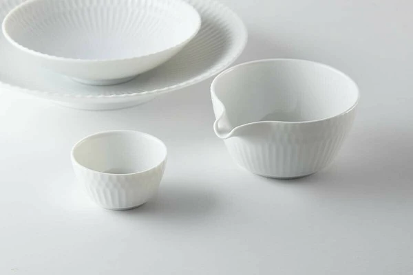 Oda Pottery: Sazanami Design Porcelain Bowl with Pouring Lip (White) 小田陶器さざなみ片口小鉢（白） - Image 6