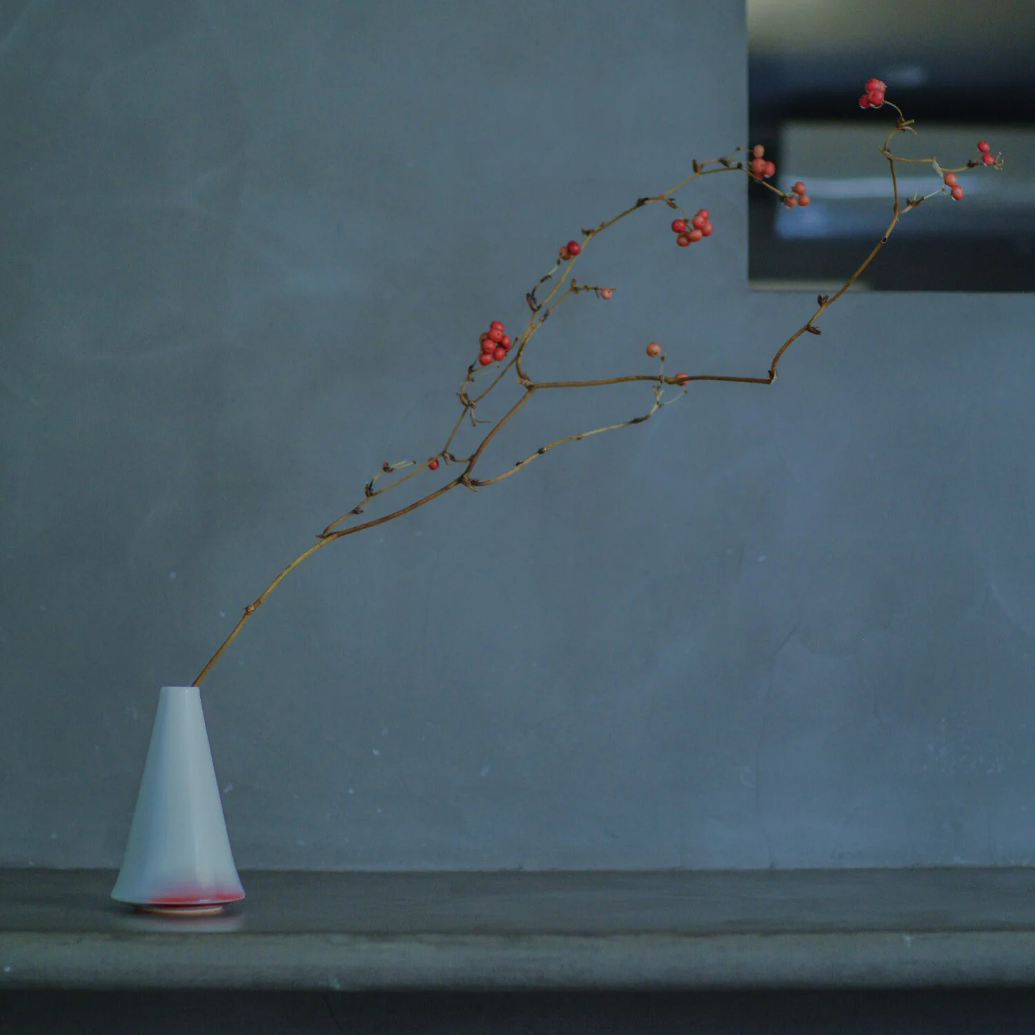 Saikai Ceramics: Agasuke Porcelain Flower Vase Red Plum 紅梅 フラワーベース - Image 2