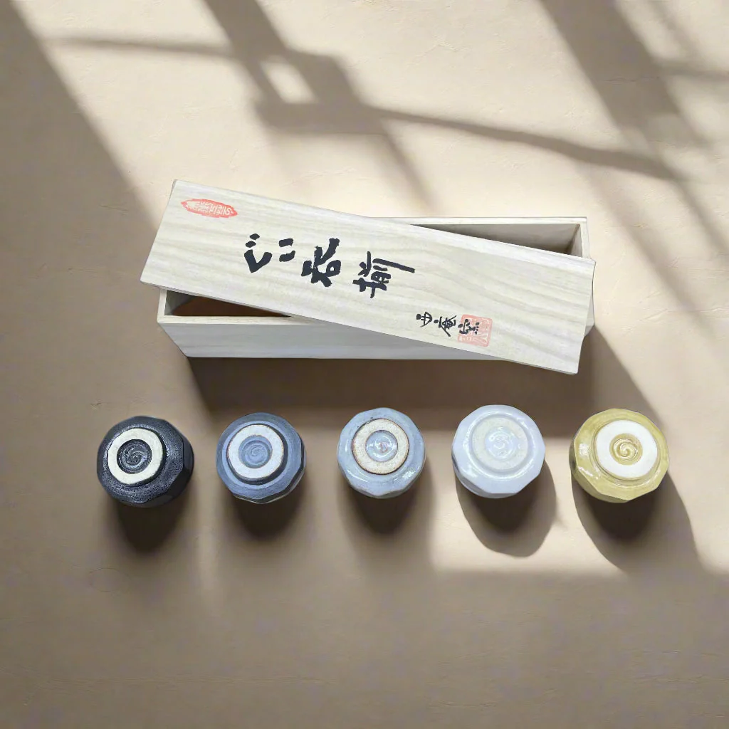 Seiangama: Handmade Mino-yaki Guinomi Cup 5 Piece Set with Wooden Box 手造り五様ぐい呑揃 - Image 3