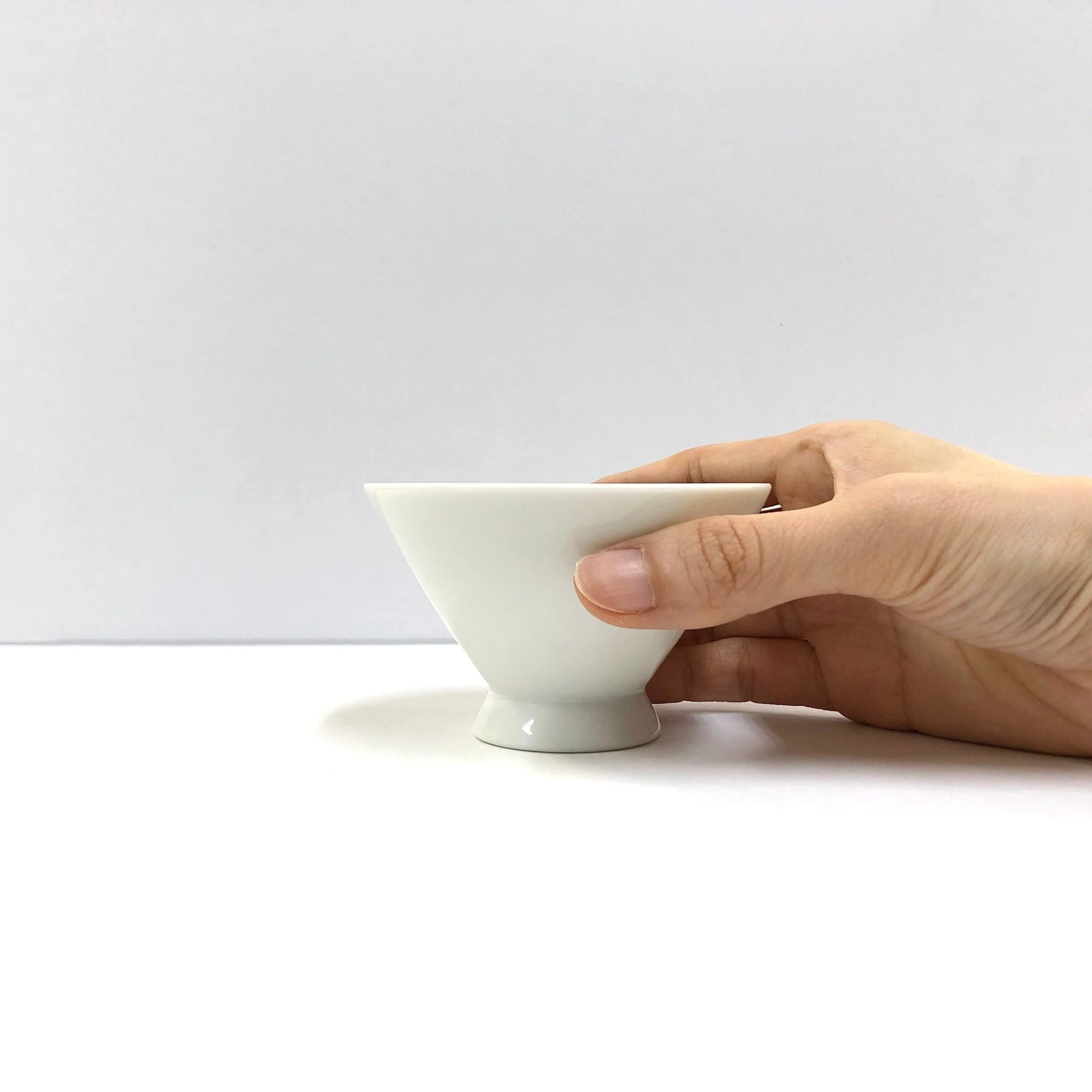 Yamatane キ39-32: Tea Professional's White Porcelain Tea Cup - Asagao 美濃焼 湯呑み - Image 2