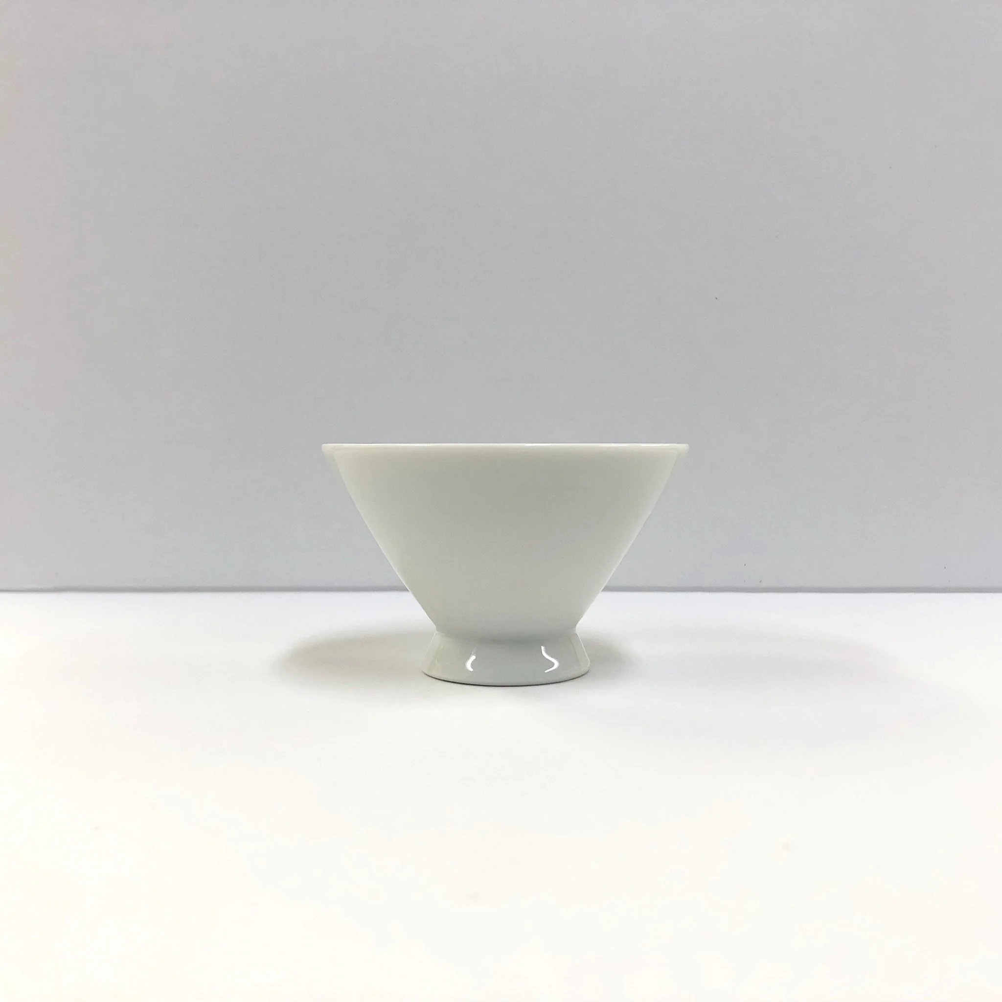 Yamatane キ39-32: Tea Professional's White Porcelain Tea Cup - Asagao 美濃焼 湯呑み - Image 3