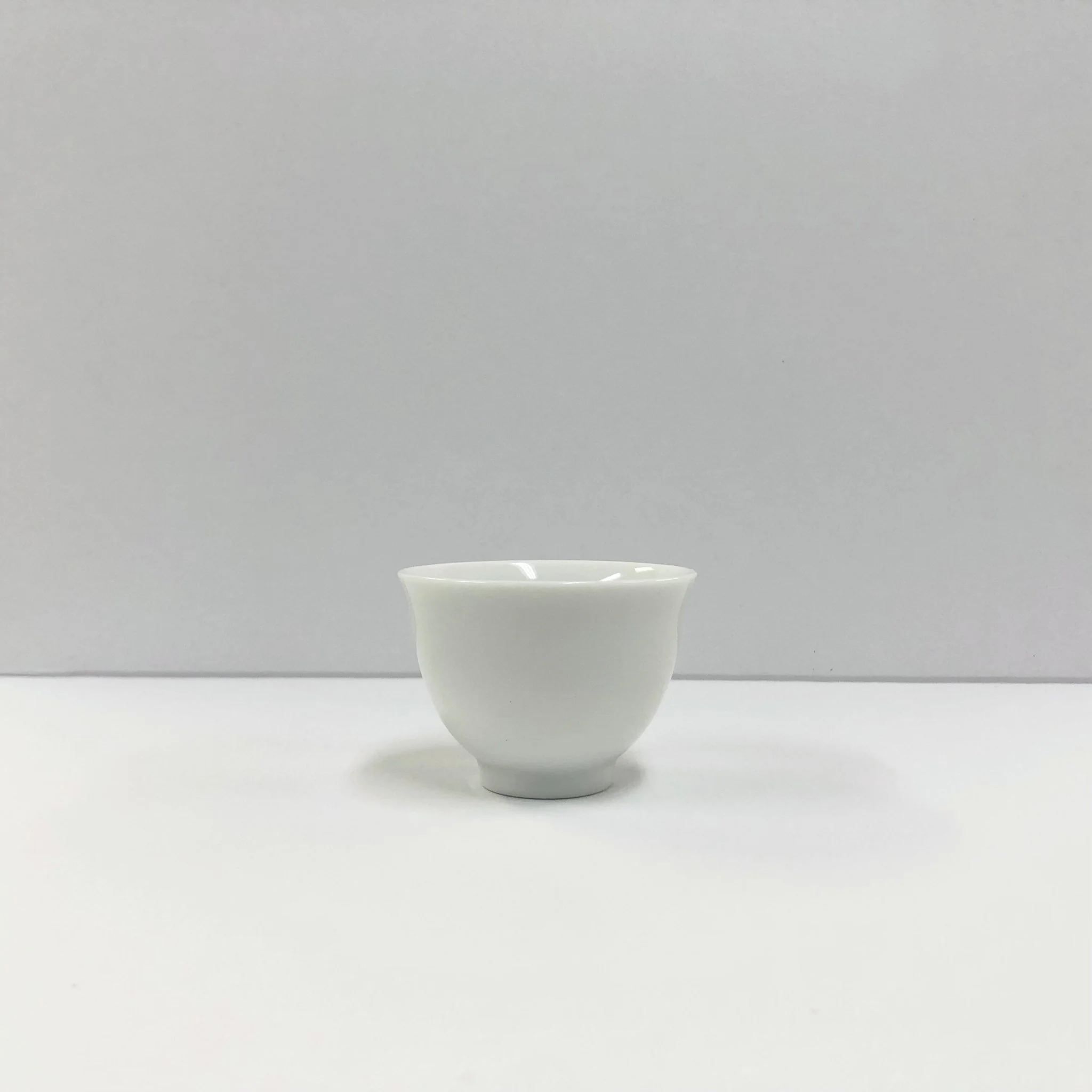 Yamatane キ39-29: Tea Professional's White Porcelain Tea Cup - Small　美濃焼 湯呑み(小) - Image 4