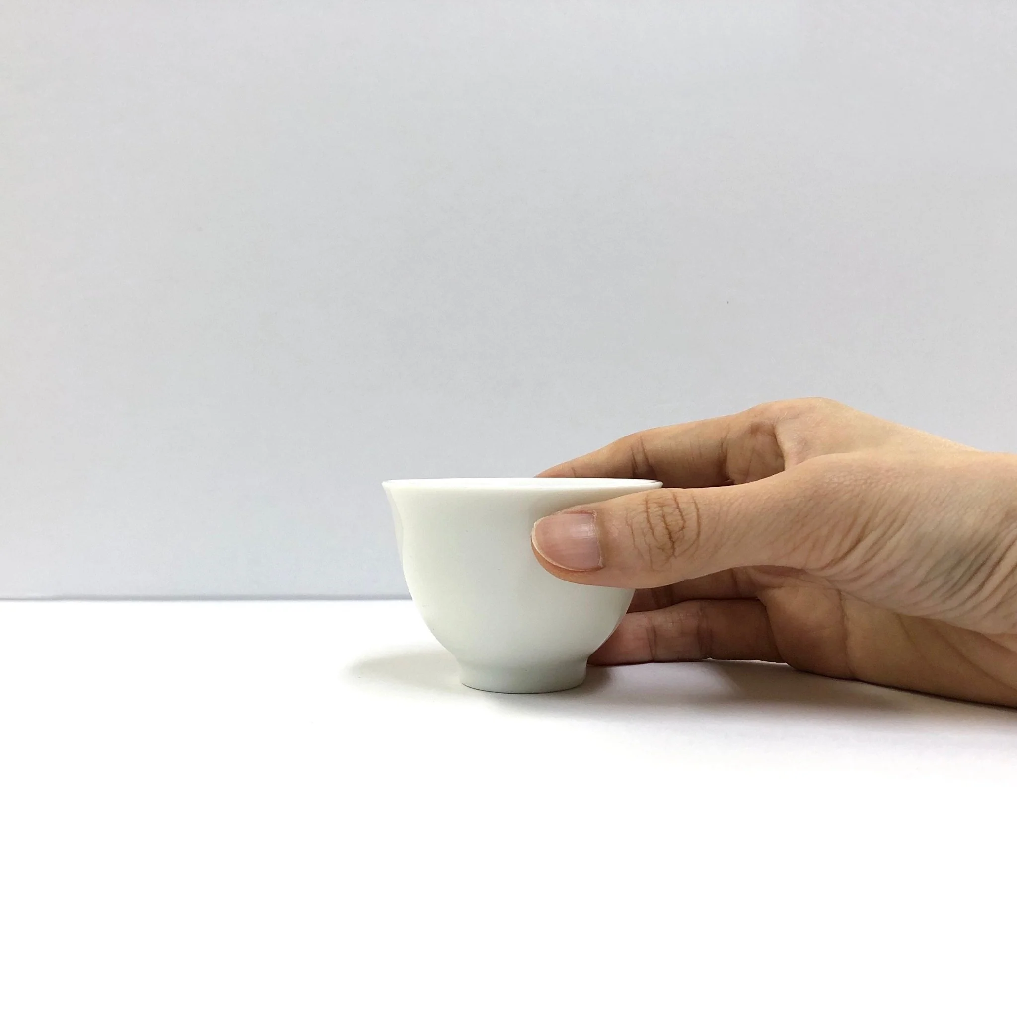 Yamatane キ39-29: Tea Professional's White Porcelain Tea Cup - Small　美濃焼 湯呑み(小) - Image 5