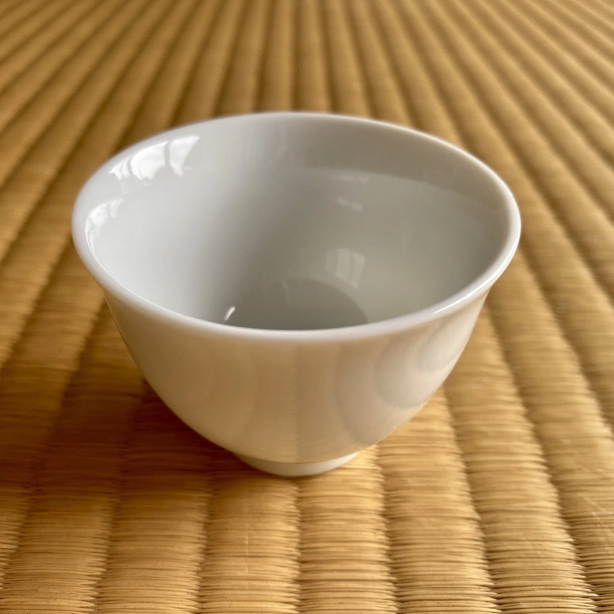 Yamatane キ39-29: Tea Professional's White Porcelain Tea Cup - Small　美濃焼 湯呑み(小) - Image 6