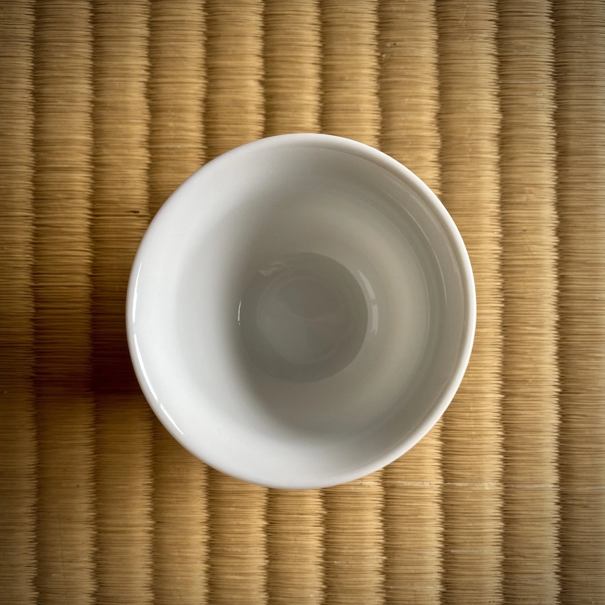 Yamatane キ39-29: Tea Professional's White Porcelain Tea Cup - Small　美濃焼 湯呑み(小) - Image 7