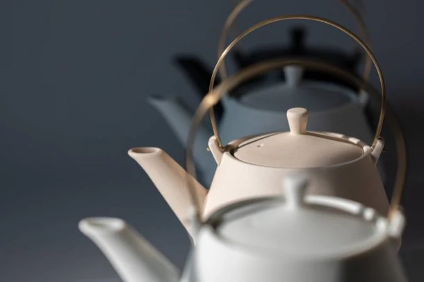 Yamatsu Kiln (Minoyaki, Gifu): Minimalist Frustum Kyusu Tea pot with Brass handle (Tsubame sanjyo), Pale blue 晋山窯ヤマツ 土瓶 白藍釉 (真鍮ツル) - Image 3