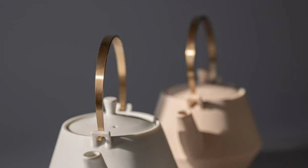 Yamatsu Kiln (Minoyaki, Gifu): Minimalist Frustum Kyusu Tea pot with Brass handle (Tsubame sanjyo), White 晋山窯ヤマツ 土瓶 白釉 (真鍮ツル) - Image 3
