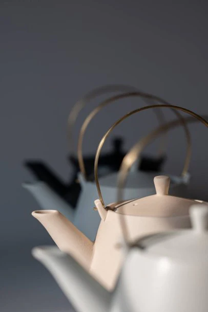 Yamatsu Kiln (Minoyaki, Gifu): Minimalist Frustum Kyusu Tea pot with Brass handle (Tsubame sanjyo), White 晋山窯ヤマツ 土瓶 白釉 (真鍮ツル) - Image 4