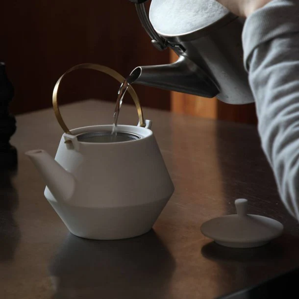 Yamatsu Kiln (Minoyaki, Gifu): Minimalist Frustum Kyusu Tea pot with Brass handle (Tsubame sanjyo), White 晋山窯ヤマツ 土瓶 白釉 (真鍮ツル) - Image 5
